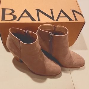 BANANA REPUBLIC ankle zip booties. Suede tan color. Size 7.
